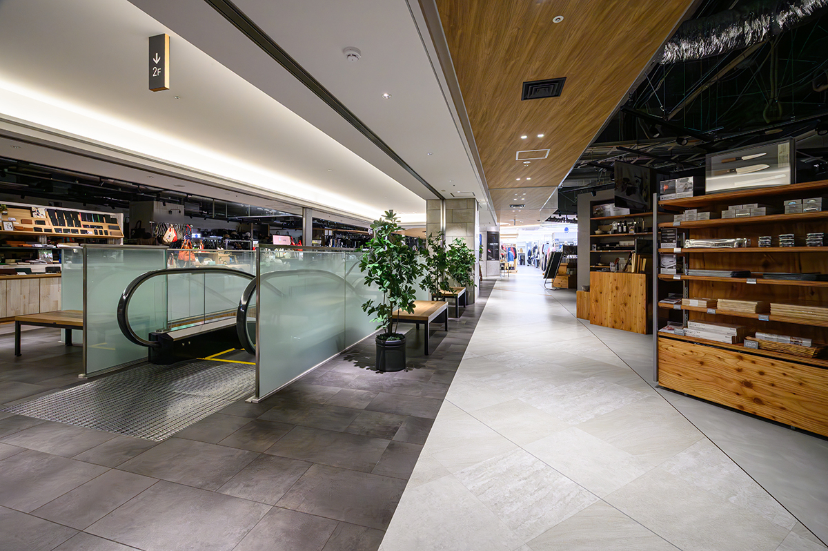駅ビル　通路・エスカレーター周り│タイル・その他