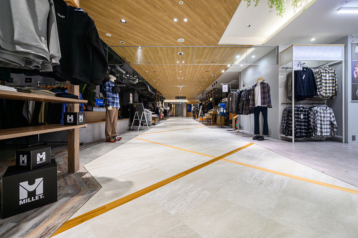 駅ビル　通路・エスカレーター周り│タイル・その他