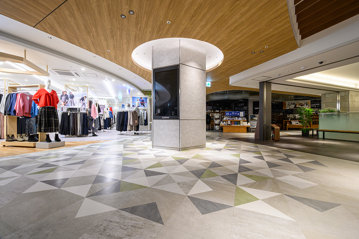 駅ビル　通路・エスカレーター周り│タイル・その他