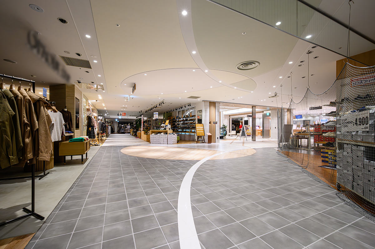 駅ビル　通路・エスカレーター周り│タイル・その他