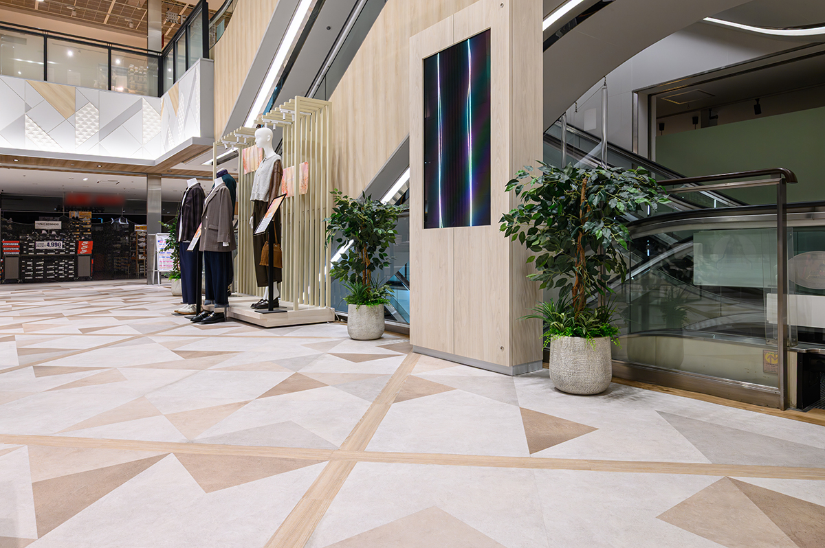 駅ビル　通路・エスカレーター周り│タイル・その他