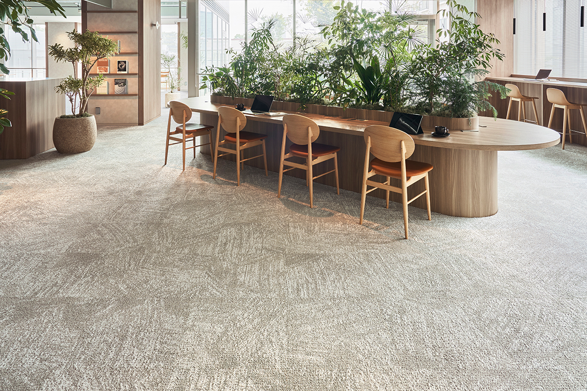 足元から上質な空間へ。カーペットの中高級シリーズ「TZ」から環境に配慮した3種の抽象柄が新発売