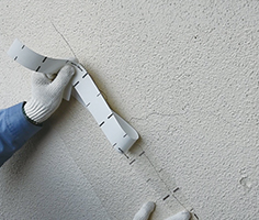 剥離紙を剥がしながら貼る様子