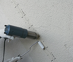 ヒーティングガンで熱を加える様子