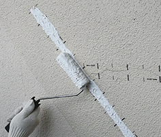 ヒーティングガンで熱を加える様子