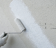 ヒーティングガンで熱を加える様子