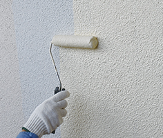 剥離紙を剥がしながら貼る様子